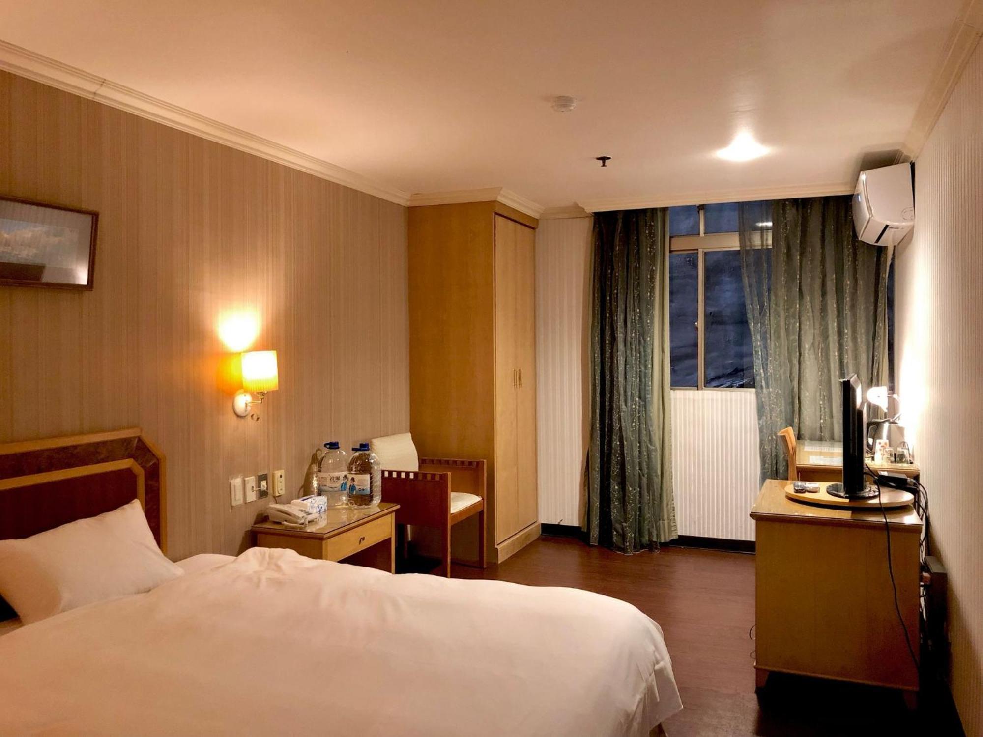 Hermes Hotel Sin-ču Exteriér fotografie